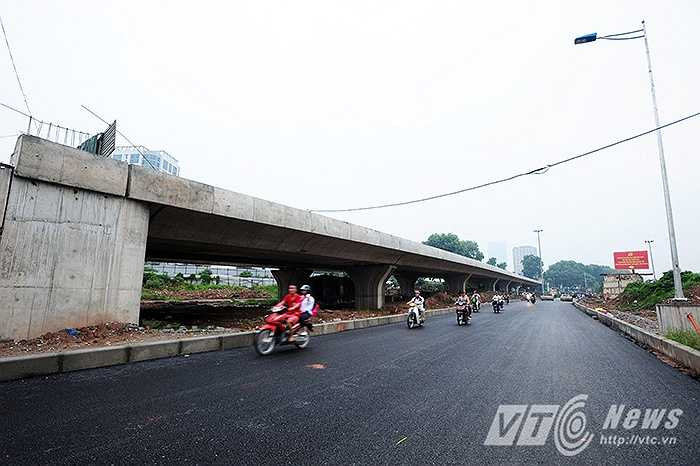 Cầu vượt tại nút giao Bưởi - Hoàng Quốc Việt đến nay đang được hoàn thiện. Hệ thống đường dẫn dưới gầm cầu từ Xuân La - Bưởi xuống đường Hoàng Quốc Việt đã được trải nhựa, người dân đã bắt đầu lưu thông qua lại trên tuyến đường này.