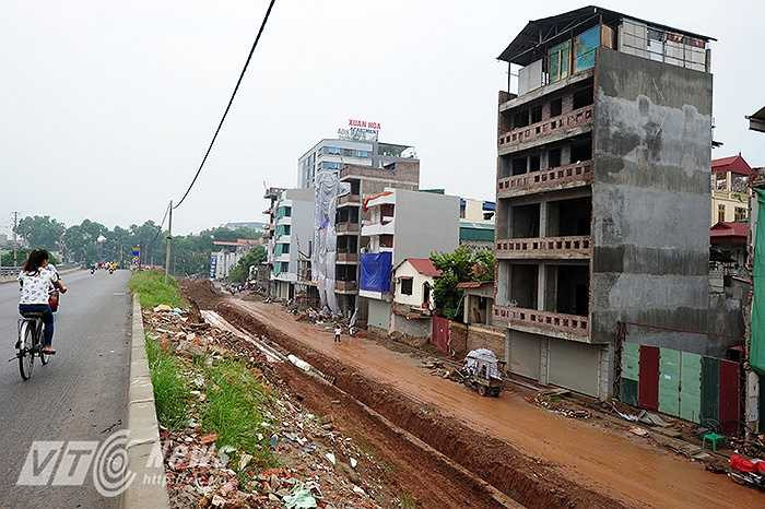 Sau nút giao Bưởi – Hoàng Quốc Việt, đoạn đường vành đai 2 tiếp tục chạy uốn lượn dọc bờ sông Tô Lịch qua địa phận phường Nghĩa Đô, Quan Hoa (Cầu Giấy), phường Vĩnh Phúc, Cống Vị (quận Ba Đình) đến điểm cuối là ngã tư Cầu Giấy.