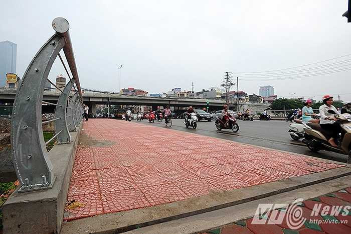 Đường vành đai 2 đoạn Nhật Tân - Cầu Giấy là hợp phần quan trọng của dự án, theo tiêu chuẩn đô thị loại một. Đường sau khi xây dựng có bề rộng từ 58-64 m, bố trí mỗi bên hai làn xe cơ giới, một làn xe buýt, hai làn xe hỗn hợp, vỉa hè mỗi bên rộng 8 m và dải phân cách giữa từ 3-9 m.