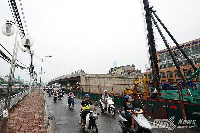 Cầu vượt qua ngã 4 Cầu Giấy sắp hình thành. Cây cầu có thiết kế dài 271 m với 8 nhịp, kết cấu dầm liên tục, bản rỗng, có giá trị xây lắp là 264 tỷ đồng, do Tổng công ty xây dựng Thăng Long và Công ty CP đầu tư phát triển Thăng Long thi công.