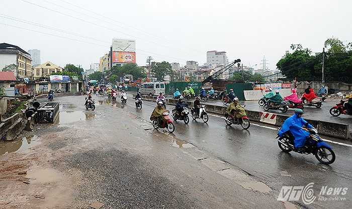 Theo ông Nguyễn Sĩ Bảo – GĐ BQL các dự án trọng điểm phát triển đô thị Hà Nội, dự án đường vành đai 2 (đoạn Ngã Tư Sở – Ngã Tư Vọng) có tổng mức đầu tư là 2.560 tỉ đồng. 