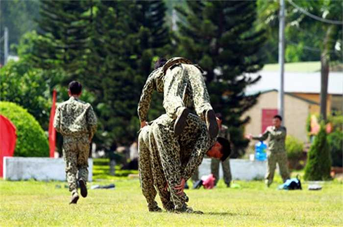 Các động tác nhào lộn qua giá người đứng liền nhau. 