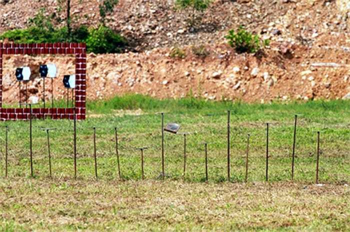 Chỉ mất khoảng chục giây đồng hồ, 40 bia lần lượt bị tiêu diệt, chỉ còn lại những đế chân bia trơ chọi giữa thao trường. 