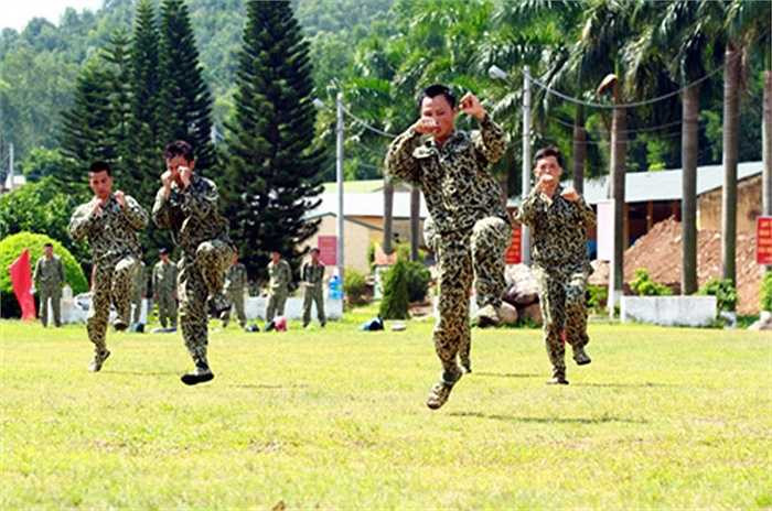 Một trong những bài tập rèn luyện thể lực. 