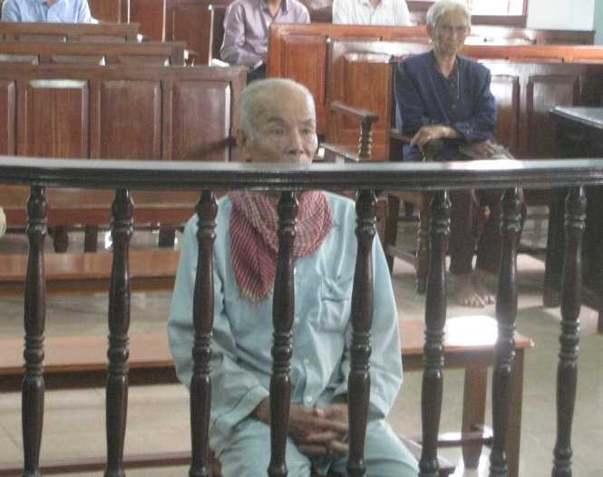 Ông Lê Văn Thà tại phiên tòa sơ thẩm ngày 17/9/2015