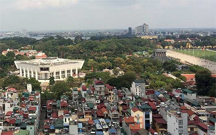 Cảnh quan từ tầng cao của tòa nhà có thể dễ dàng quan sát xuống khu vực Lăng Bác, Quảng trường Ba Đình, Bảo tàng Hồ Chí Minh. (Ảnh: discoverycomplexletruc.com)
