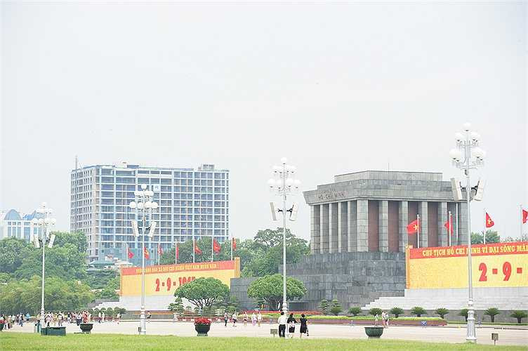 Hướng nhìn từ Quảng trường Ba Đình có thể thấy rõ tòa nhà có độ cao hơn hẳn Lăng Bác và lấn át không gian, cảnh quan của Lăng.