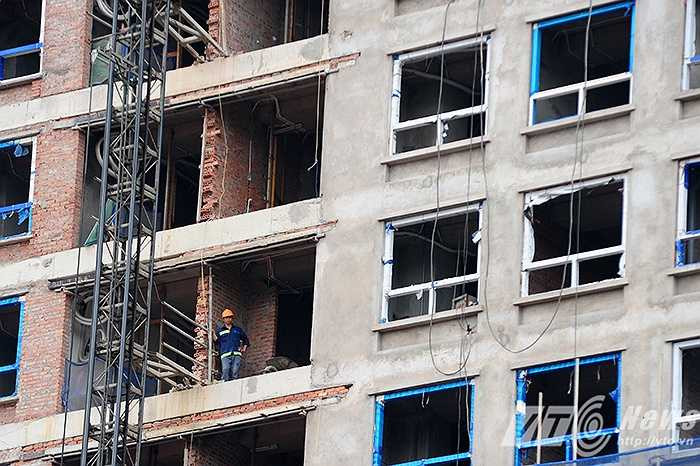 Trên công trường, chỉ xuất hiện lác đác vài bóng công nhân xây dựng. (Ảnh: Nguyễn Long)