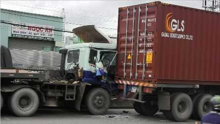 Hai xe container 'dính nhau', quốc lộ 1 ùn ứ hàng tiếng đồng hồ