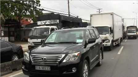 Hai xe container 'dính nhau', quốc lộ 1 ùn ứ hàng tiếng đồng hồ