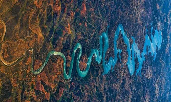 Mới đây 1 du khách đi máy bay đã chụp được hình ảnh con sông từ trên cao khiến cộng đồng mạng Trung Quốc xôn xao, thu hút nhiều lượt share