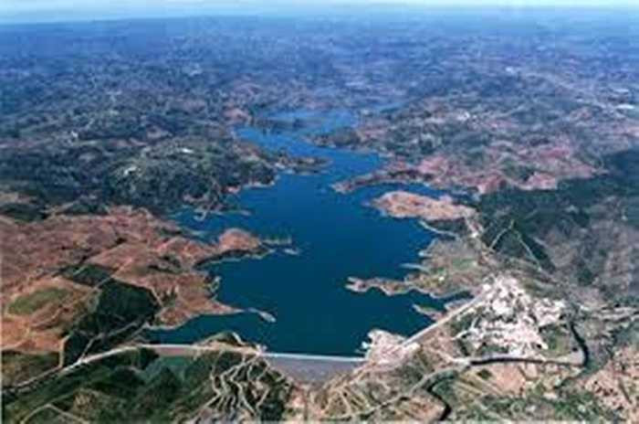 Hình dạng con sông nhìn gần, uốn lượn khúc khuỷu như thân con rồng đang quẫy mình. Trong văn hóa Á Đông, con rồng biểu tượng cho sự quyền uy