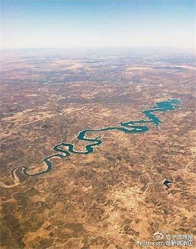 Màu nước xanh của sông Odeleite Reservoi mát mắt tạo nên hình ảnh con rồng xanh theo như quan niệm của nhiều người