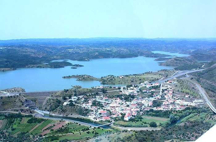 Cuộc sống xung quanh dòng sông uốn lượn này bình yên, thơ mộng 