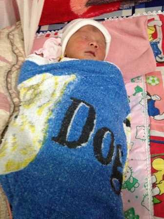 Một trẻ sơ sinh bị bỏ rơi trong lô cao su