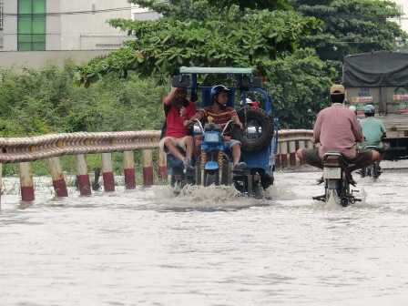 Người Sài Gòn 'tập thói quen' sống chung với ngập lụt