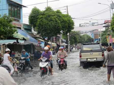 Người Sài Gòn 'tập thói quen' sống chung với ngập lụt