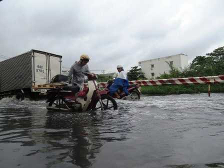 Người Sài Gòn 'tập thói quen' sống chung với ngập lụt