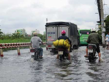 Người Sài Gòn 'tập thói quen' sống chung với ngập lụt