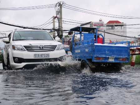 Người Sài Gòn 'tập thói quen' sống chung với ngập lụt