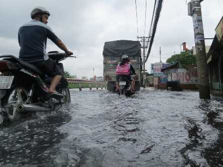 Người Sài Gòn 'tập thói quen' sống chung với ngập lụt