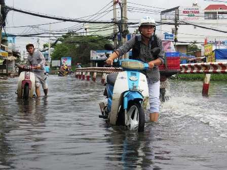 Người Sài Gòn 'tập thói quen' sống chung với ngập lụt