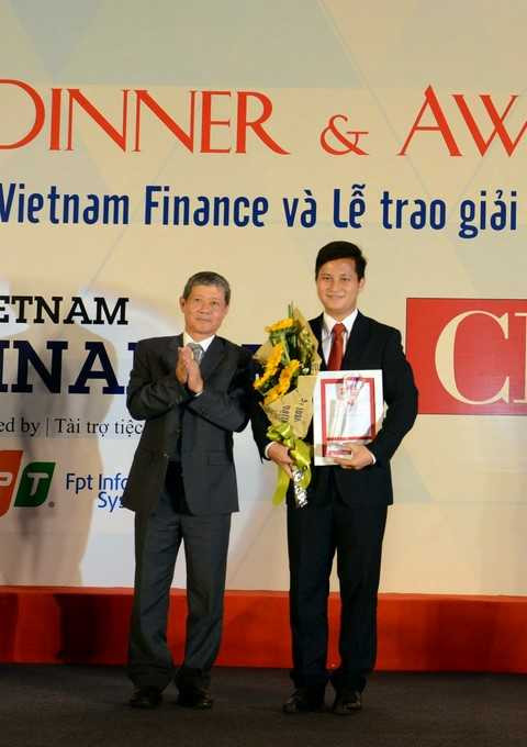 - Phó Tổng Giám đốc VietinBank Trần Công Quỳnh Lân nhận giải Lãnh đạo CNTT Đông Nam Á tiêu biểu. - Phó Tổng Giám đốc VietinBank Trần Công Quỳnh Lân nhận giải Lãnh đạo CNTT Đông Nam Á tiêu biểu.