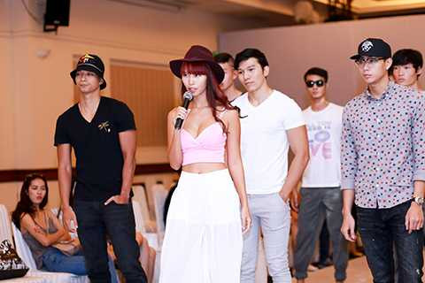 Trong vai trò mới, nữ siêu mẫu vẫn rất gợi cảm và quyến rũ.