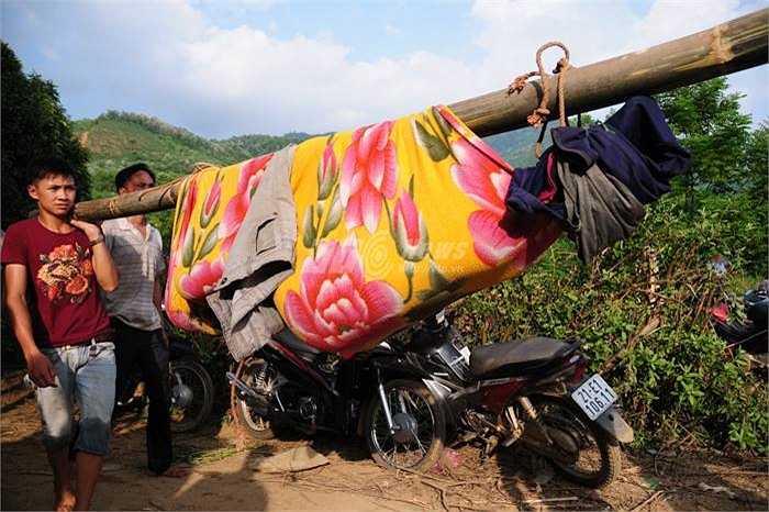 Thi thể nạn nhân được đưa về nhà để an táng.
