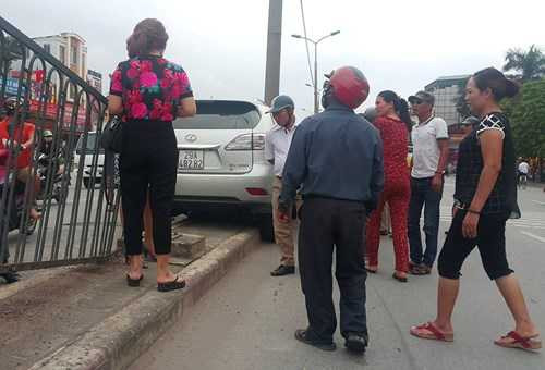 Chiếc xe tiền tỷ hư hỏng sau khi lao lên dải phân cách.