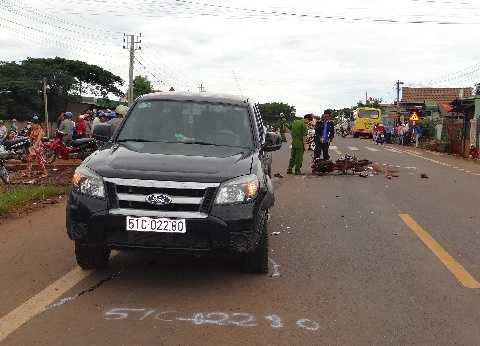 Xe máy chở 3 tông ô tô, thiếu nữ 19 tuổi chết tại chỗ