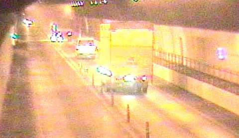 Xe tải cháy dữ dội, hầm Hải Vân đóng cửa, hàng tiếng đồng hồ