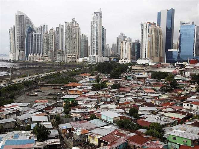 Panama - Sự phát triển của Panama chủ yếu đến từ vị trí địa lý độc đáo, đón đầu nhiều luồng thương mại quốc tế. Nơi này đã chứng kiến bùng nổ lớn về kinh tế 