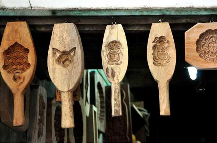 Phố Hàng Quạt (Hoàn Kiếm, Hà Nội) ngày trước từng nổi tiếng với nghề làm khuôn bánh. Tuy nhiên, cả con phố giờ đây chẳng còn mấy ai theo nghề này. Sau nhiều lời chỉ dẫn, chúng tôi tìm đến cửa hàng của ông Phạm Văn Quang (Sn 1955), số 59 Hàng Quạt.