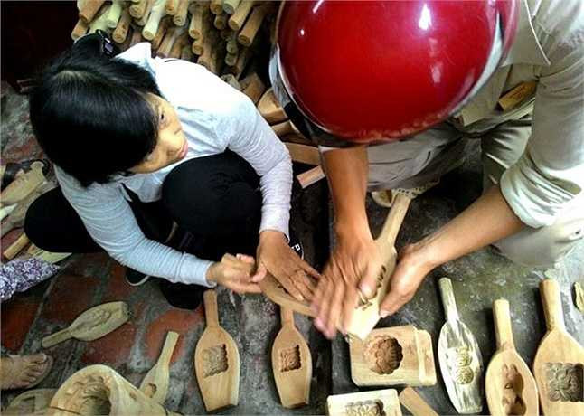 Sắp đến Trung thu, khách hàng tìm đến cửa hàng của ông Quang mua khuôn bánh càng đông hơn. Ông cho biết, mỗi ngày ông bán được khoảng 10 chiếc, có ngày còn bán được 20 chiếc