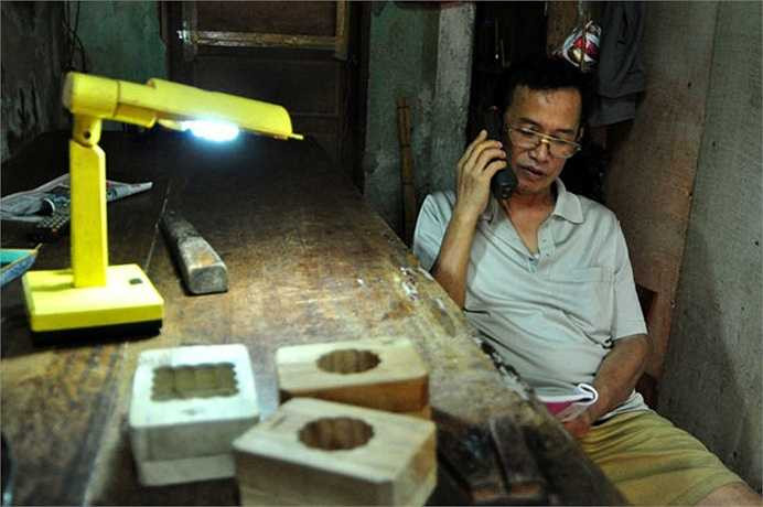 Nhiều khách hàng từ các tỉnh xa như Bắc Giang, Thái Bình, Nam Định cũng gọi điện đến đặt hàng của ông. (Nguồn: Dân Việt)