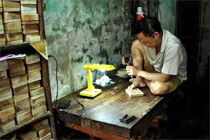 Ông Quang là một trong những người thợ còn gắn bó và quyết sống chết với nghề làm khuôn bánh.