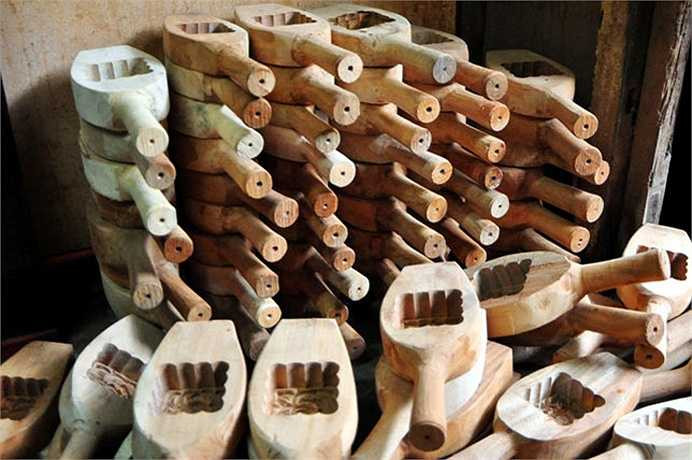 Bên trong cửa hàng của ông Quang xếp đầy những chiếc khuôn gỗ làm bánh Trung thu hình cá chép, hoa sen, hoa hồng…