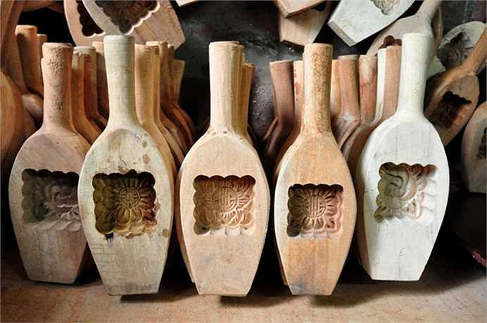 Theo ông Quang, những chiếc khuôn bánh hình hoa sen, hoa hồng… vẫn được nhiều người dân lựa chọn.