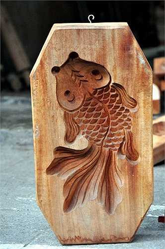 Khuôn bánh hình cá chép thường được các cửa hàng đặt riêng chứ ông không sản xuất đại trà.