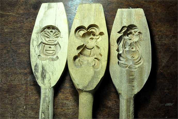Mèo máy Doremon, chuột Mickey, Trư Bát Giới… là những mẫu khuôn mới được ông Quang sử dụng trong mùa Trung thu năm nay.