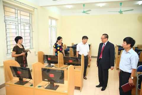 Gói thiết bị trường học trị giá 750 triệu đồng vừa được Generali Việt Nam trao tặng trường tiểu học Ninh Giang, Ninh Bình