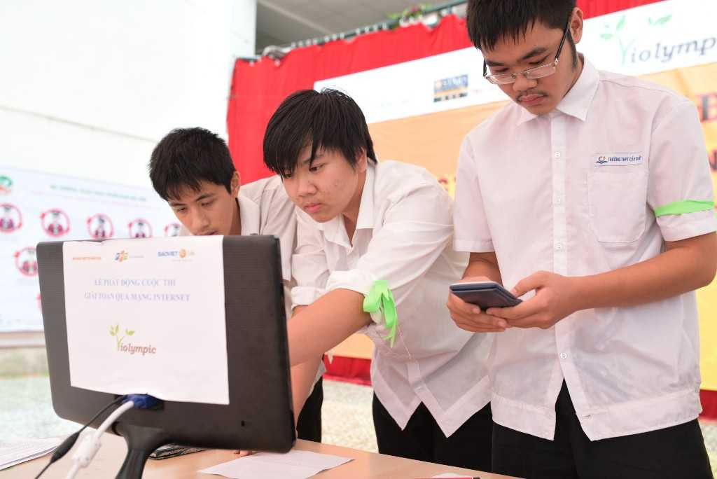 Đội THPT Cầu Giấy tham dự phần thi trong lễ khai mạc