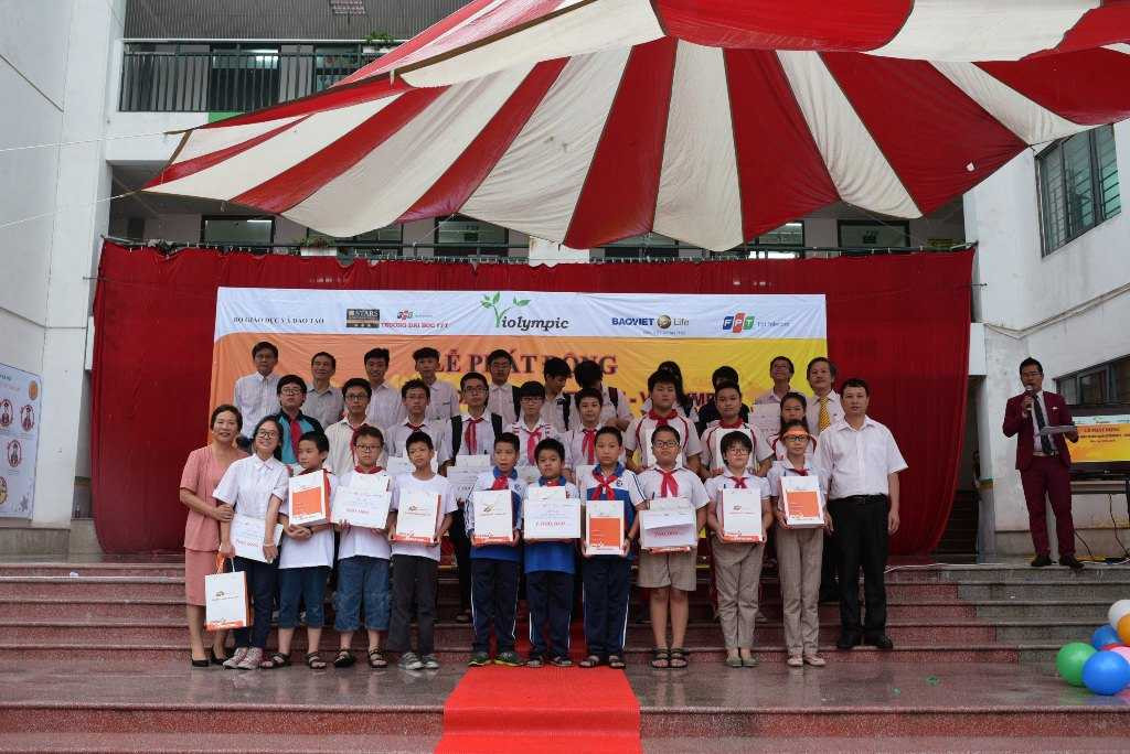 Ban tổ chức trao giải cho các đội thi