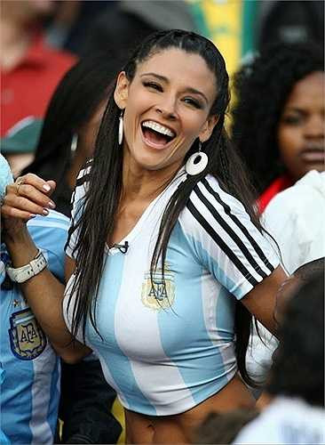 Khi nói đến Nam Mỹ, cái tên Argentina có lẽ sẽ xếp sau Colombia. Venezuela hay Brazil nhưng phụ nữ Argentina thực sự có một vẻ đẹp cuốn hút lai giữa Italy và Colombia. Những người phụ nữ nước này không ngại thể hiện vẻ nóng bỏng và cả sự thông minh của mình trước đám đông. Trong họ luôn có một chút ngông, ngông một cách quyến rũ.