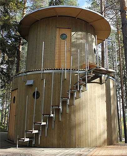 Du khách ở tại khách sạn trên cây có thể sử dụng phòng tắm hơi, bể nước nóng và khu thư giãn được thiết kế đặc biệt.