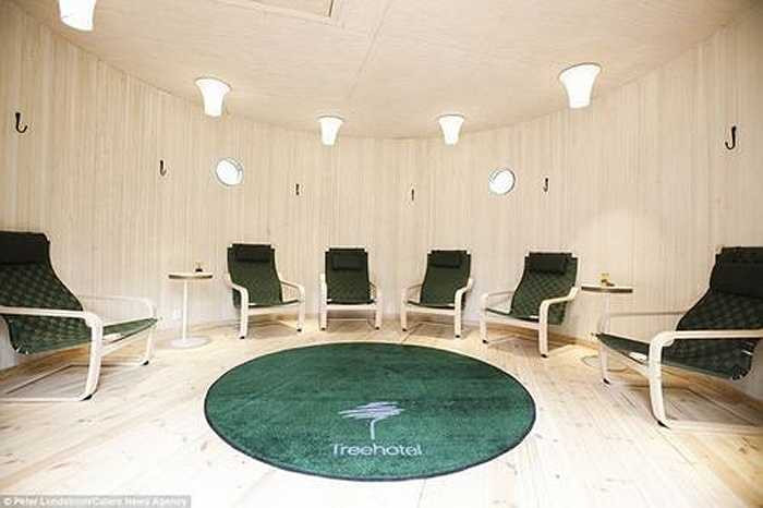 Phòng tắm hơi của Tree hotel đủ chỗ cho 8 người. Khách sạn độc đáo này cung cấp đầy đủ khăn tắm và dép đi trong nhà cho du khách.