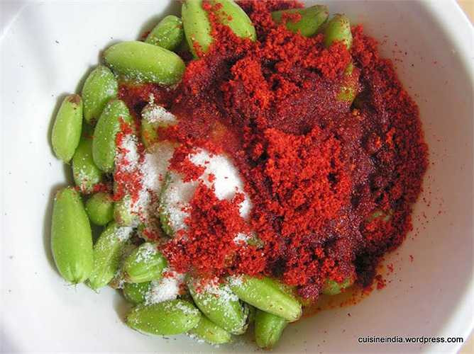 Khế xanh thường được đem làm món khế dầm muối ớt.