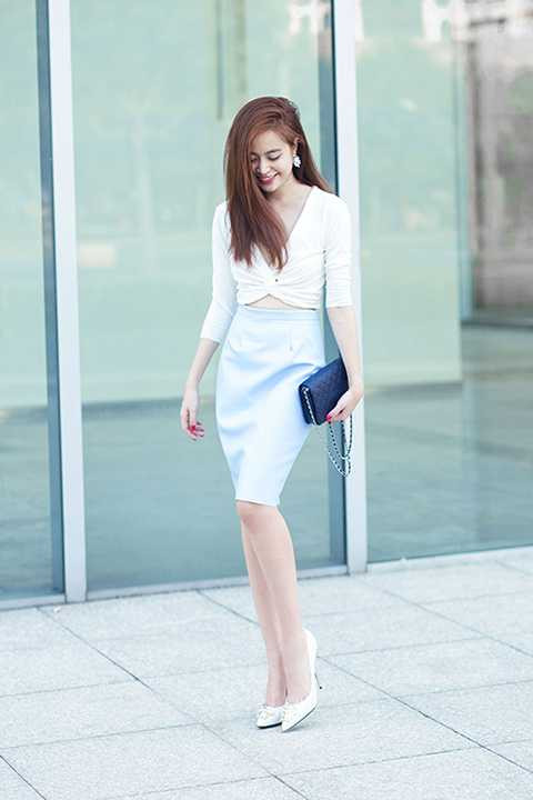 Hoàng Thùy Linh thuộc tuýp ca sĩ theo đuổi hình tượng sexy, gợi cảm. Cô thường xuyên tạo dấu ấn trong lòng khán giả với các màn trình diễn hấp dẫn cùng trang phục nóng bỏng và vô cùng bốc lửa trên sân khấu. 