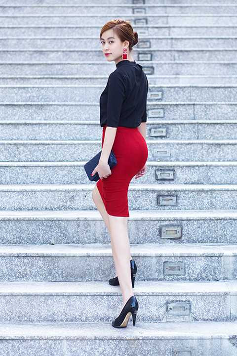 Hoàng Thùy Linh thường chọn các tông màu trung tính cũng như hướng tới phong cách nhẹ nhàng, trẻ trung, hiện đại. 